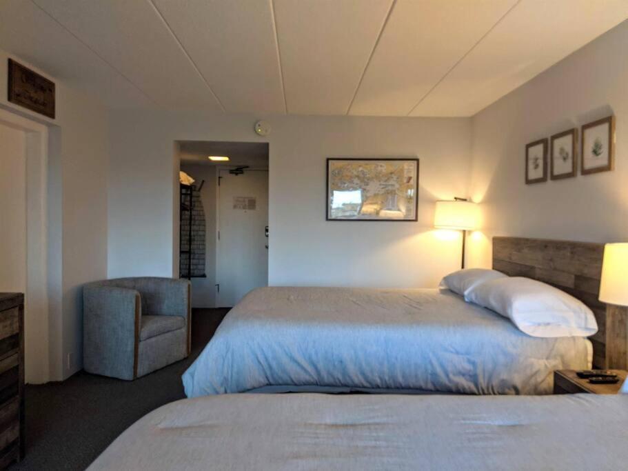 Cute Lower Level Cedar Lodge Room With Balcony & Lake Views! ลาโคเนีย ภายนอก รูปภาพ