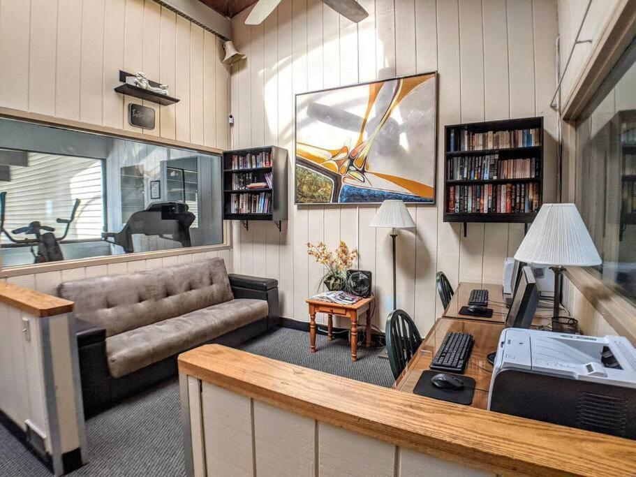 Cute Lower Level Cedar Lodge Room With Balcony & Lake Views! ลาโคเนีย ภายนอก รูปภาพ