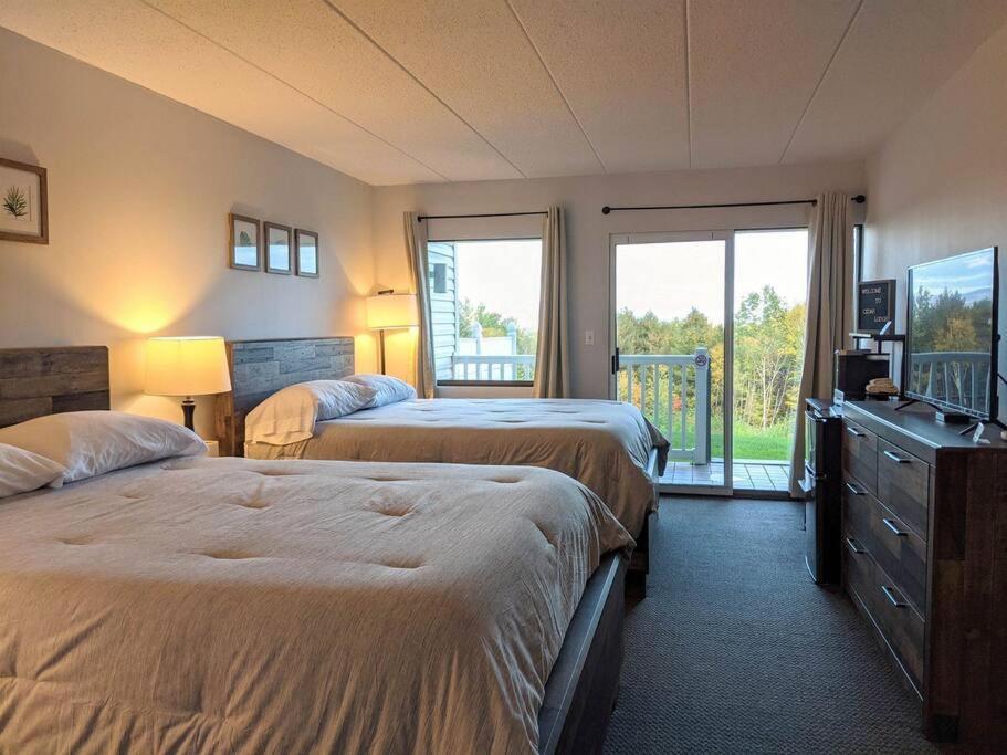 Cute Lower Level Cedar Lodge Room With Balcony & Lake Views! ลาโคเนีย ภายนอก รูปภาพ